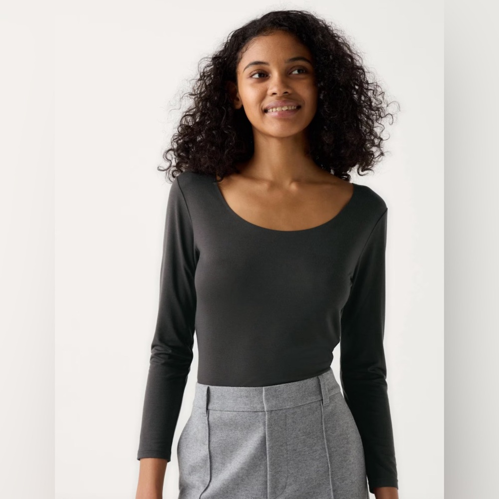 Uniqlo Heattech women's scoop neck t-shirt baselayer, small, Black